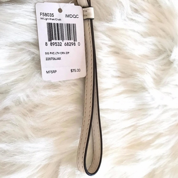 🌷CamiClassy Bags🌷Coach PVC  Wristlet Wallet - Picture 4 of 4